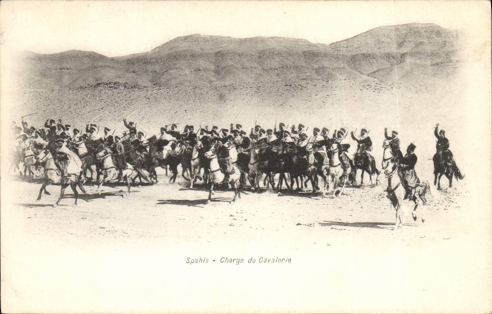 CPA Militaria Spahis Charge de cavalerie