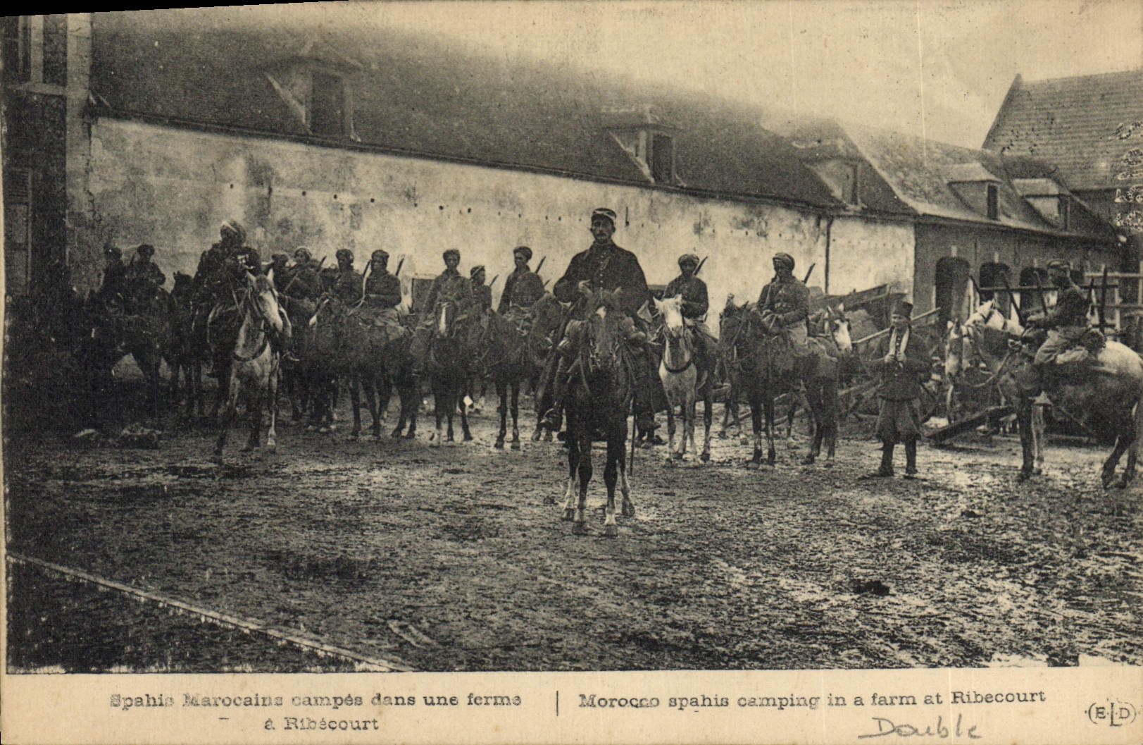 CPA Militaria Spahis Marocains campes dans une ferme a Ribecourt