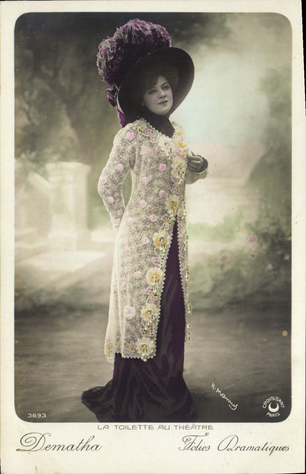 VINTAGE POSTCARD Theater Woman the toilet with the Theater Dematha Dramatic Madnesses