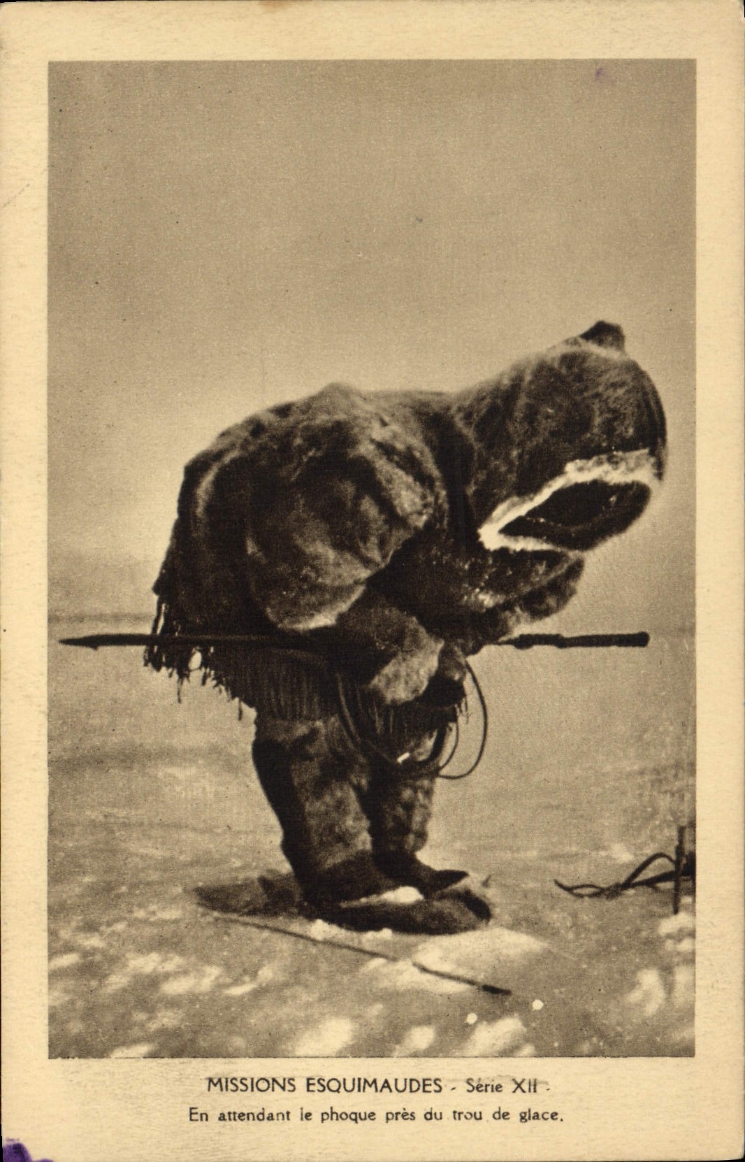 CPA Polaire Missions esquimaudes En attendant le phoque pres du trou de glace