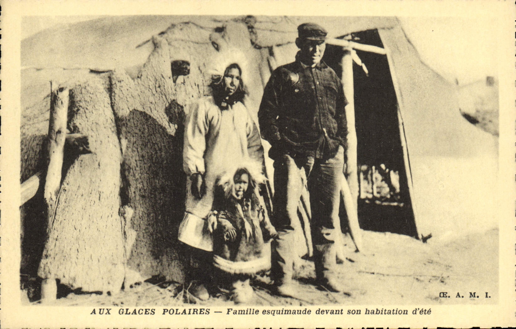 CPA Polaire Aux glaces polaires Famille esquimaude devant son habitation d'ete 