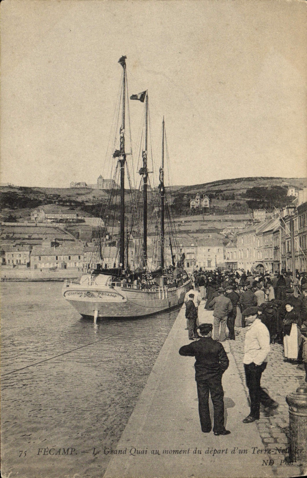 CPA Bateau de peche Fecamp Le grand quai au moment du depart d'un Terre Neuvier