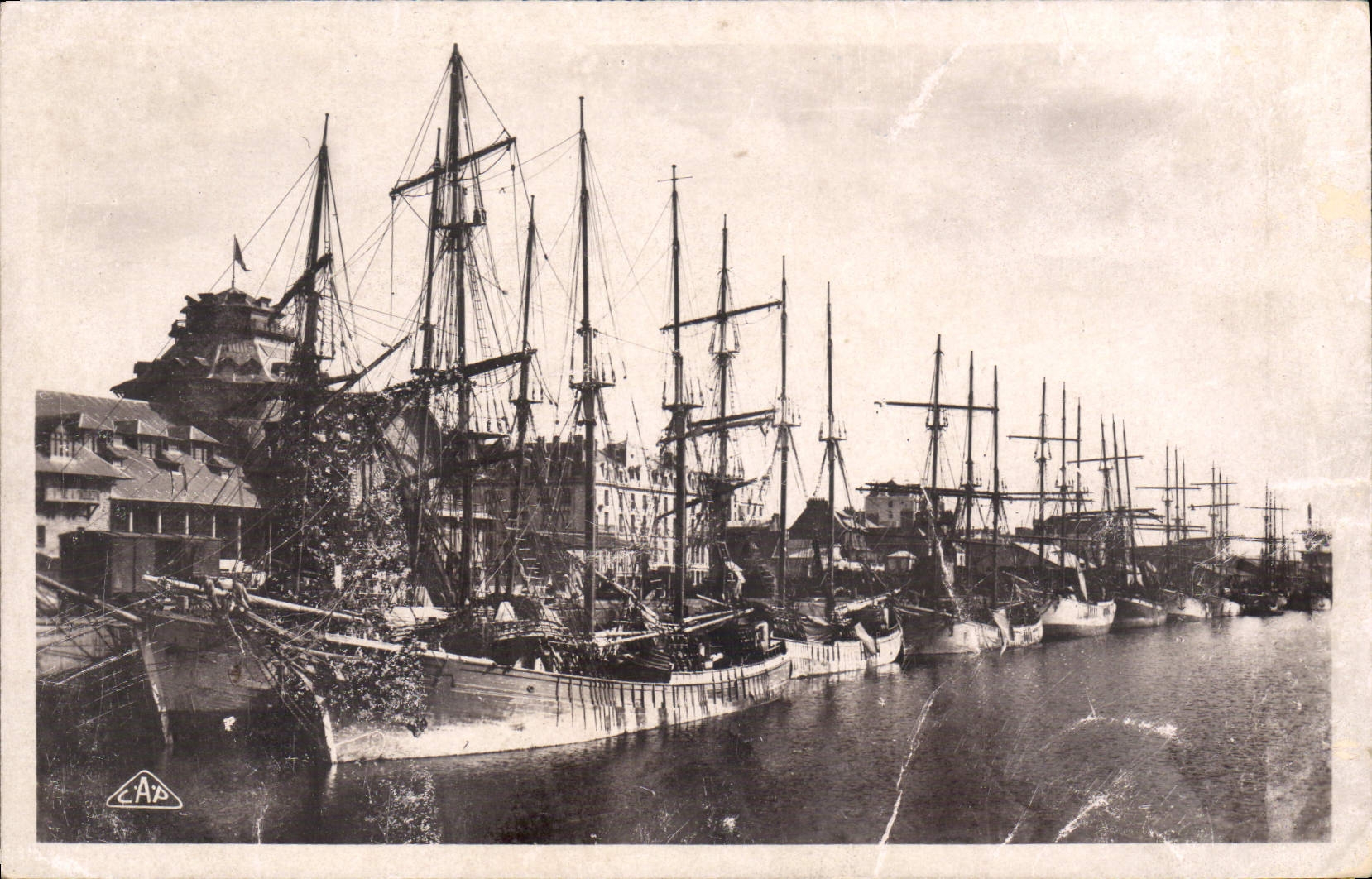 CPA Bateau de peche Saint Malo Les Terreneuvas dans le port