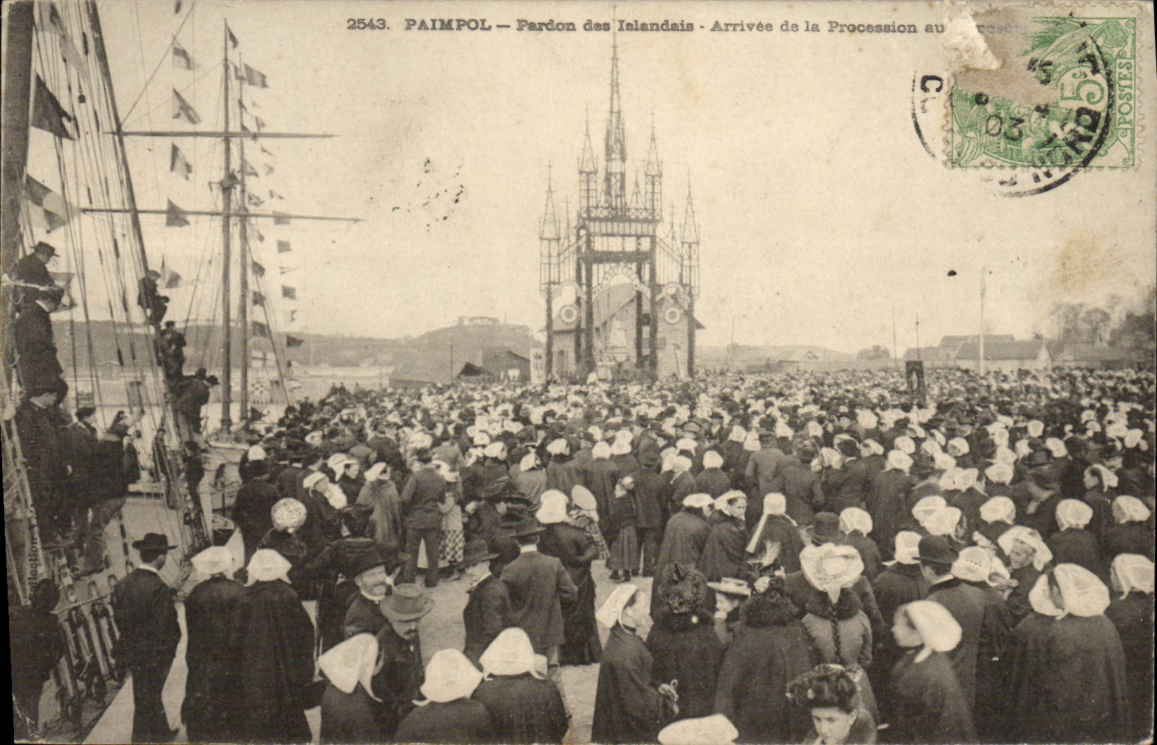 CPA Bateau de peche Paimpol Pardon des Islandais Arrivee de la procession