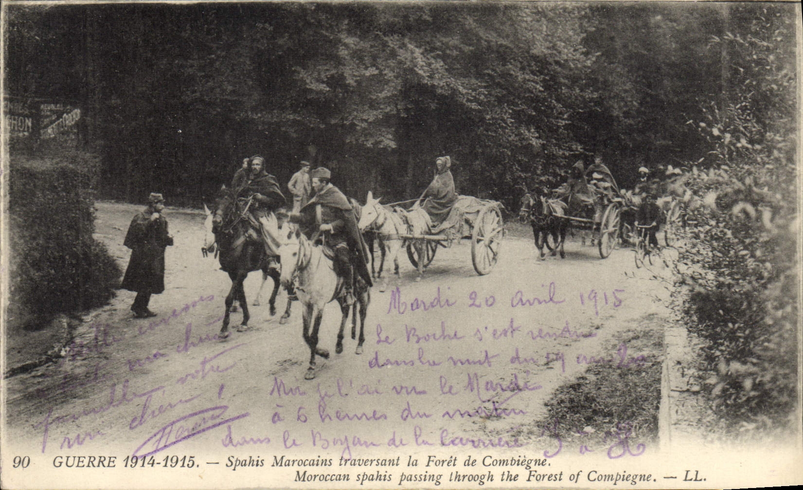 CPA Militaria Spahis Marocains traversant la foret de Compiegne