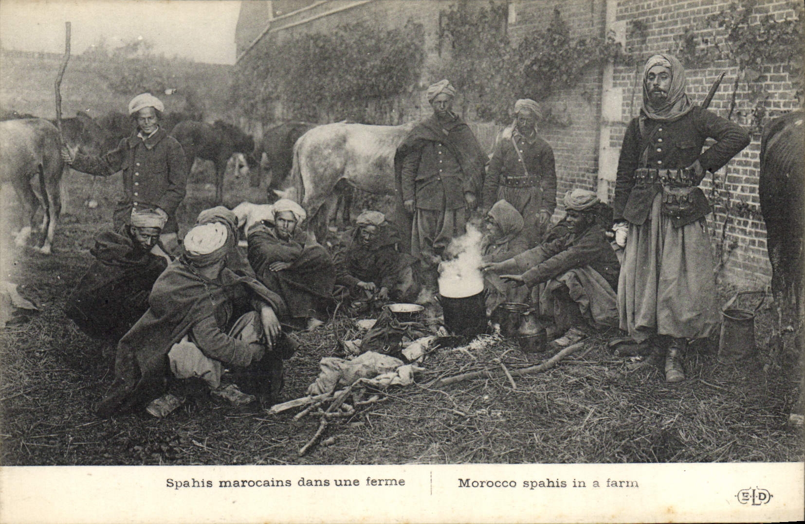 CPA Militaria Spahis Marocains dans une ferme