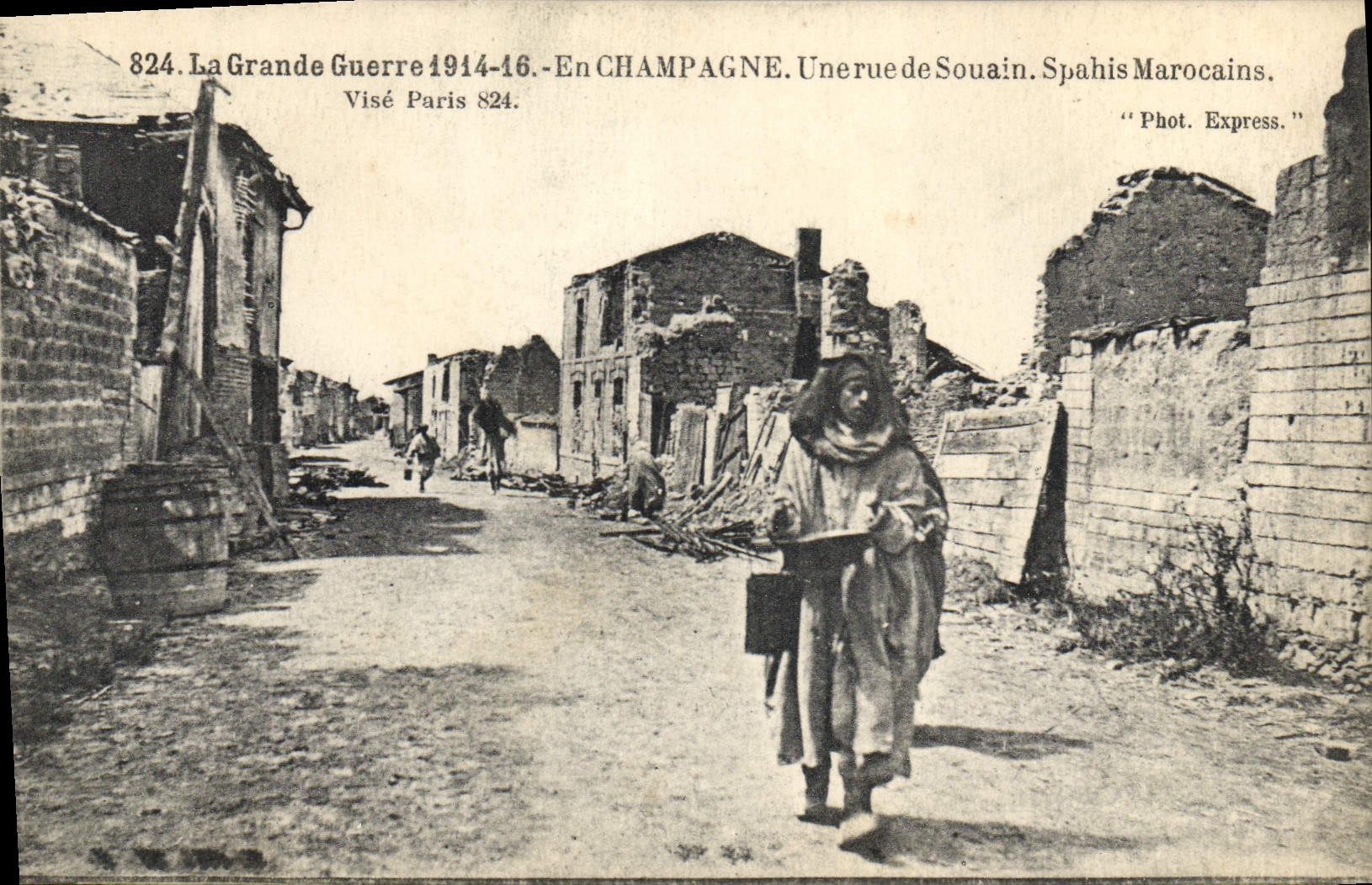 CPA Militaria En Champagne Une rue de Souain Spahis Marocains