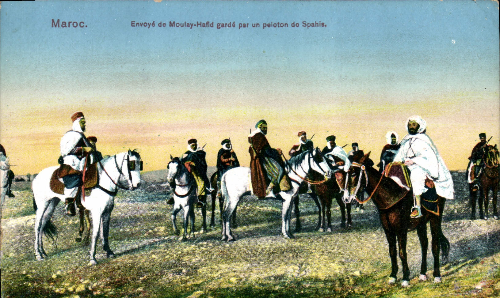 La POSTAL Militaria Marruecos Envoye de la VENDIMIA de Moulay Hafid guarda al lado de un grupo de Spahis