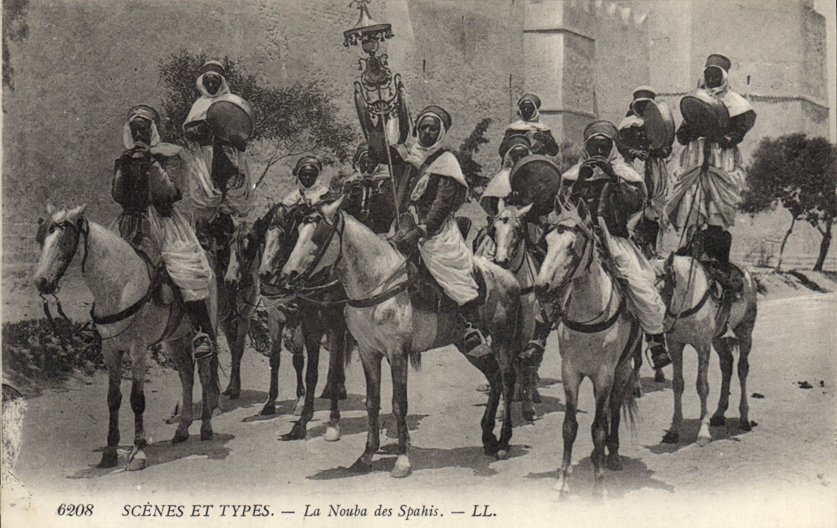 CPA Militaria La Nouba des Spahis 