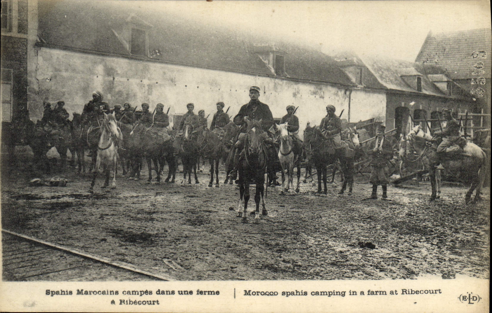 CPA Militaria Spahis Marocains campes dans une ferme a Ribecourt
