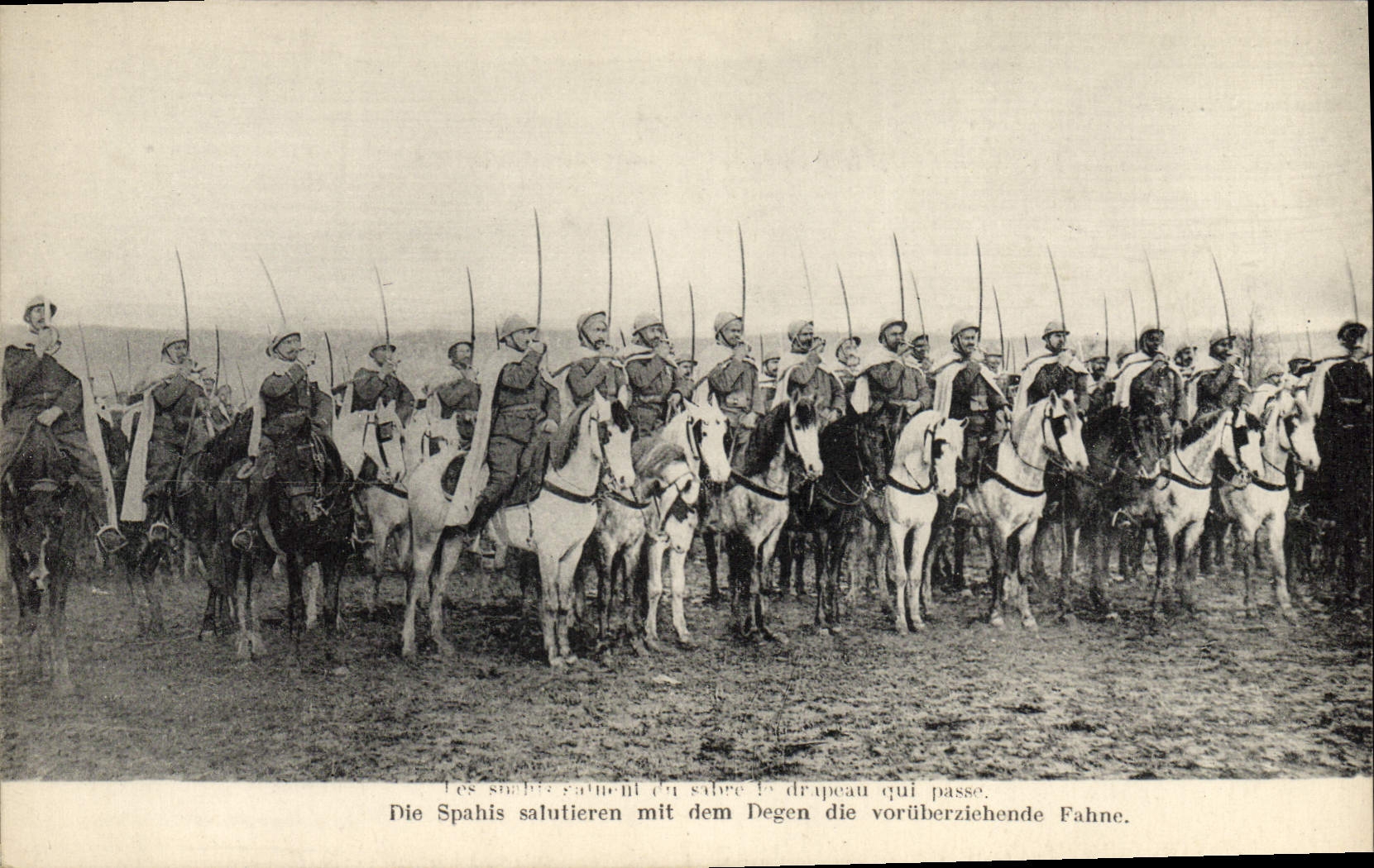 CPA Militaria Les Spahis saluent du sabre le drapeau qui passe