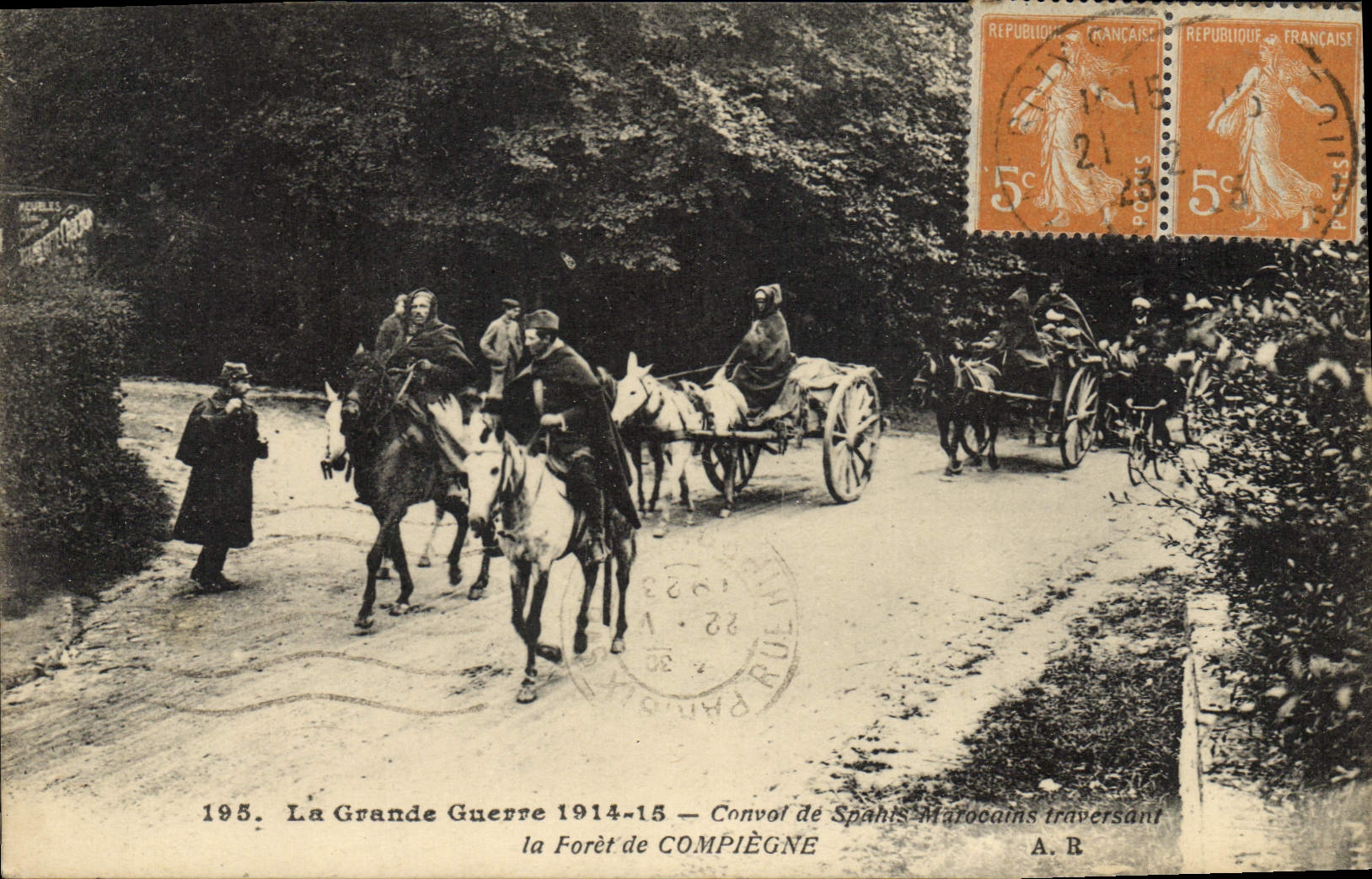 CPA Militaria Convoi de Spahis Marocains traversant la foret de Compiegne