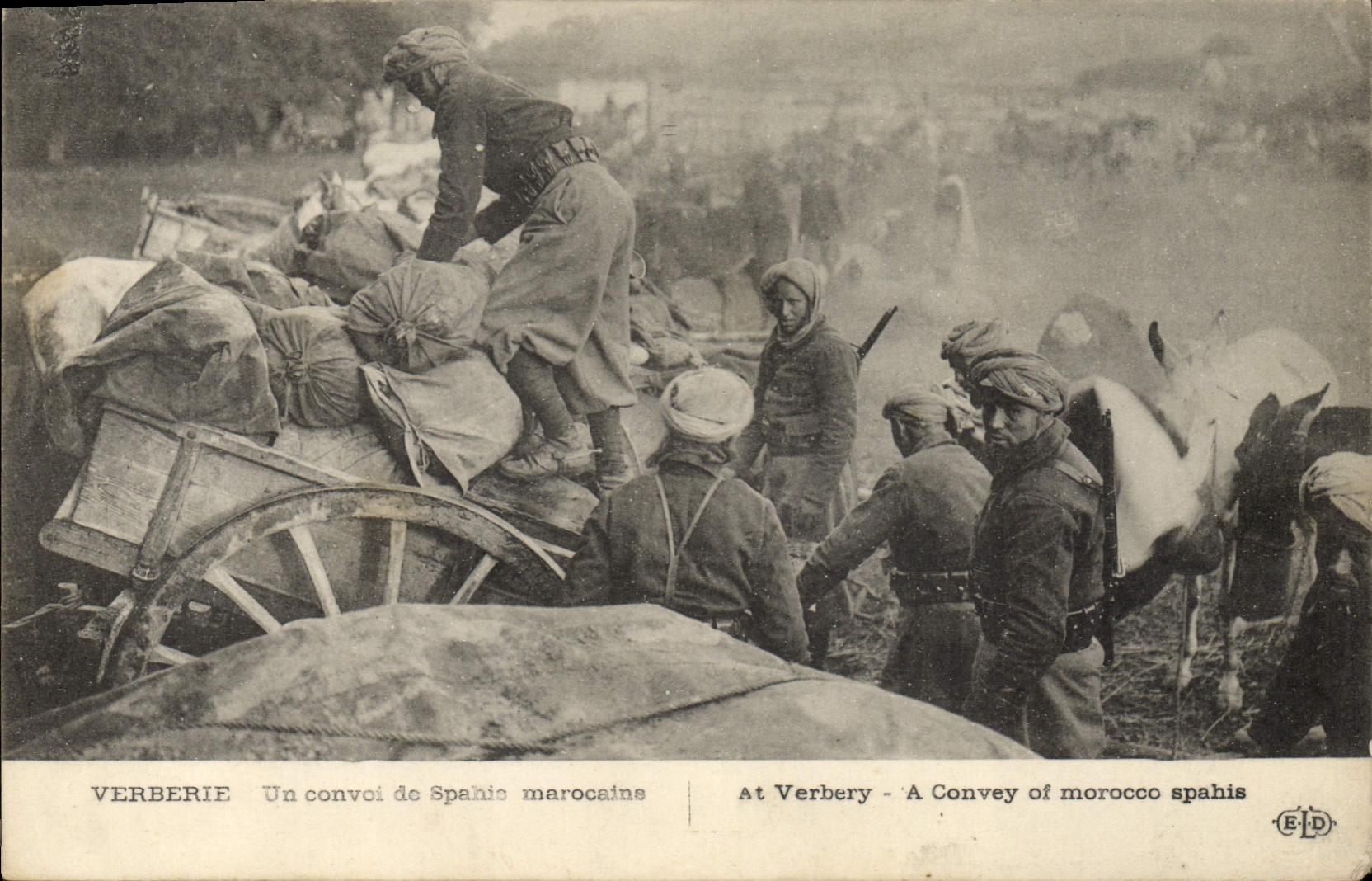POSTAL Militaria Verberie de la VENDIMIA un convoy de Spahis Morrocans