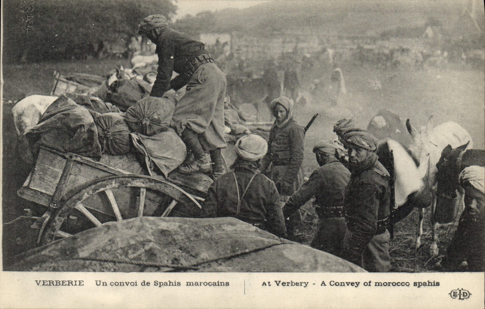 CPA Militaria Verberie Un convoi de Spahis marocains