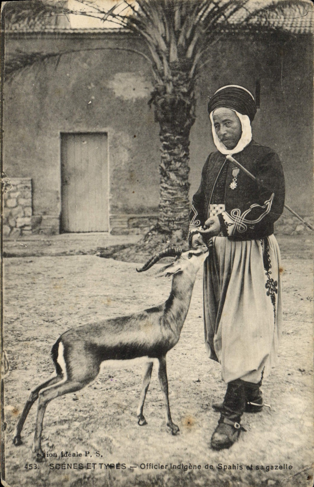 CPA Militaria Officier indigene de Spahis et sa gazelle