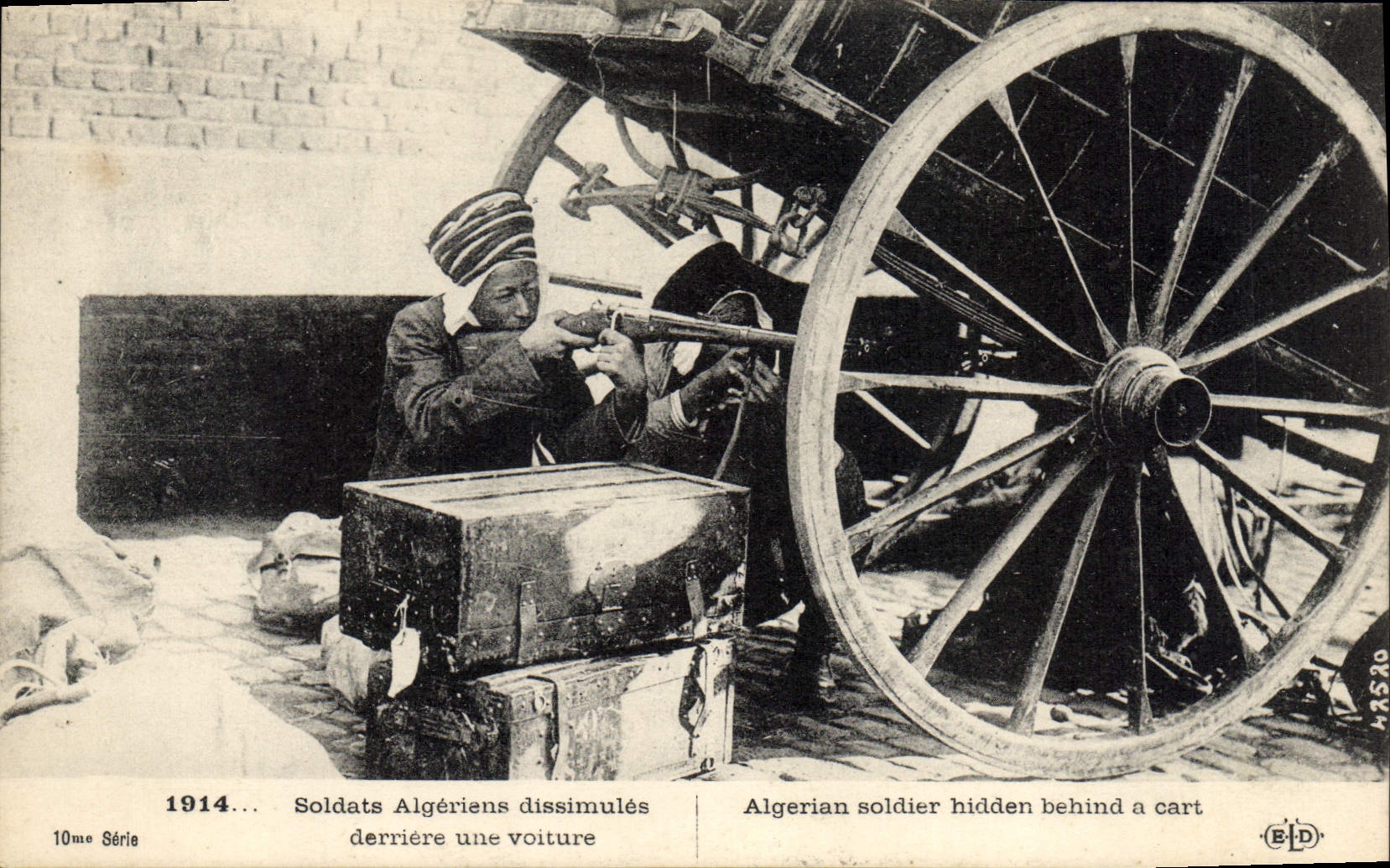 VINTAGE POSTCARD Militaria Soldats Algerian dissimulate behind a car