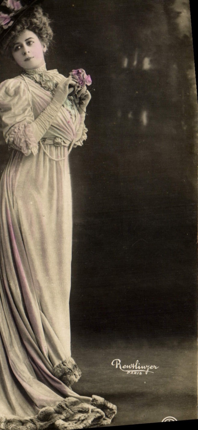 VINTAGE POSTCARD Theater Lauziere Woman