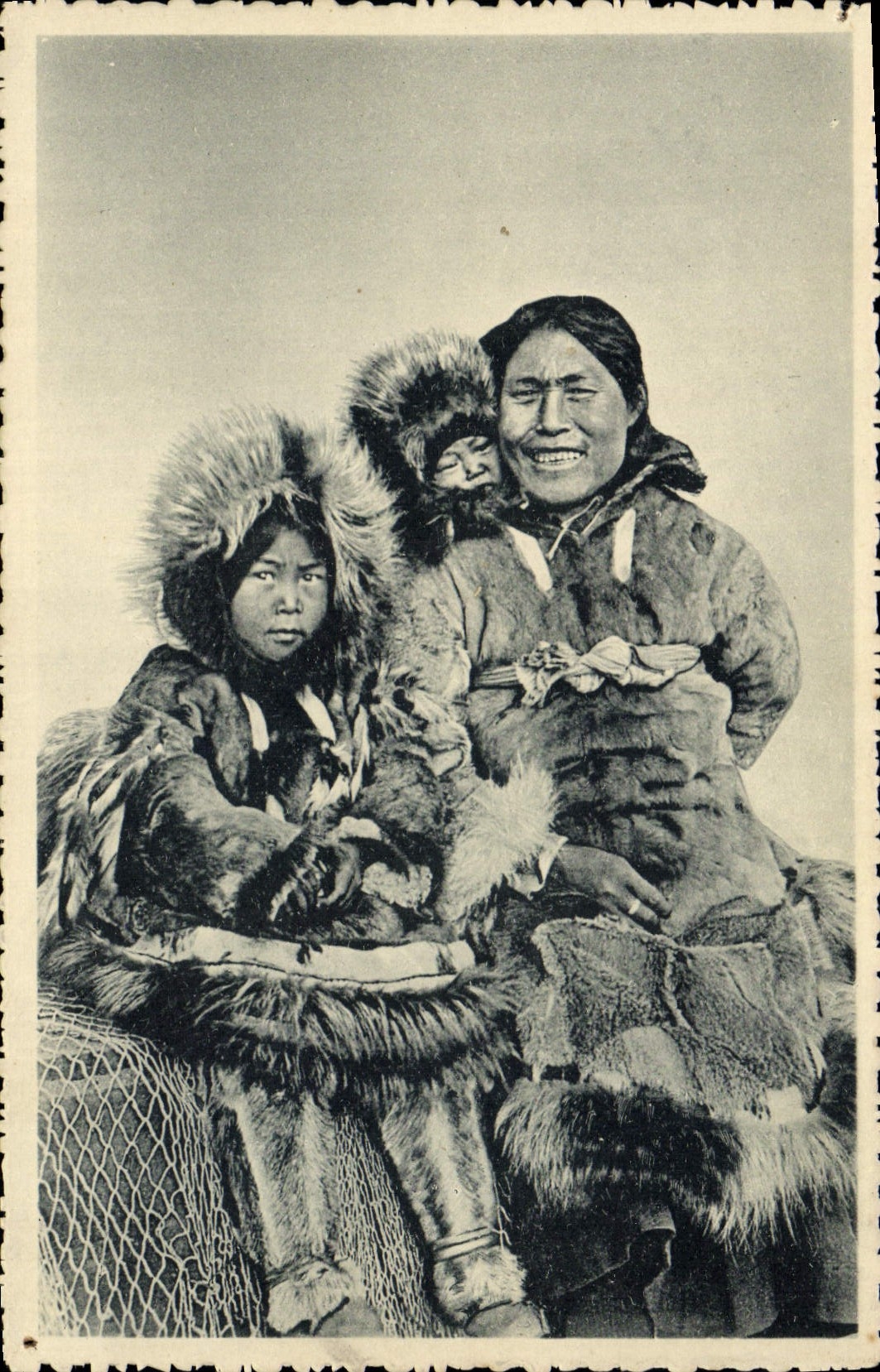 CPA Polaire Alaska Une chretienne de l'Ocean Arctique et ses deux enfants