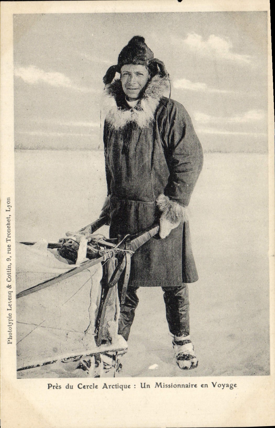 CPA Polaire Pole Nord Pres du Cercle Arctique Un missionnaire en voyage 