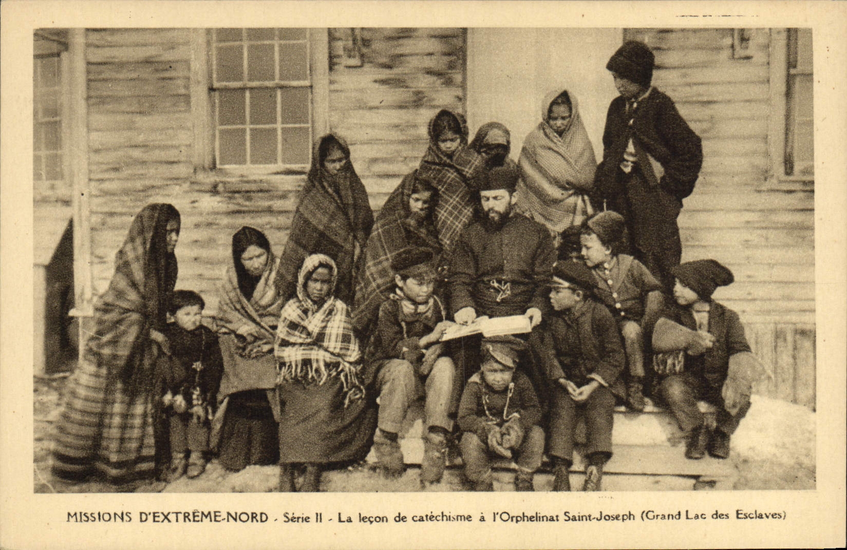 CPA Polaire Missions d'Extreme Nord La lecon de Catechisme a l'orphelinat Saint Joseph Grand lac des Esclaves