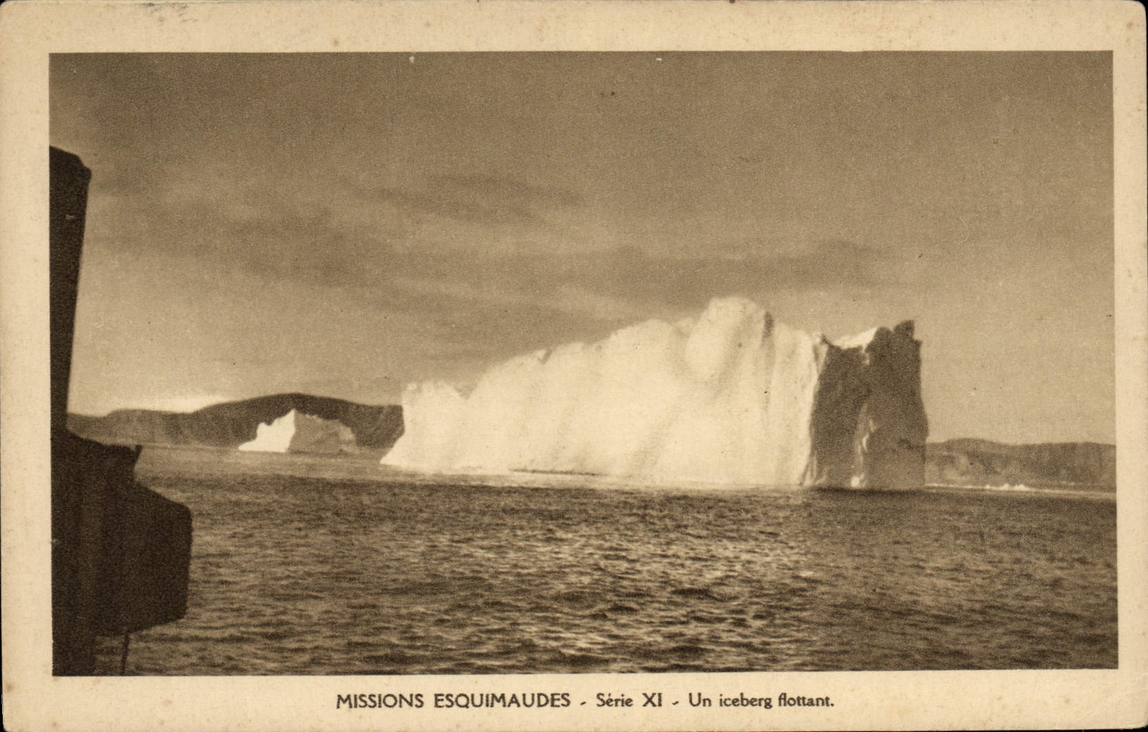CPA Polaire Missions esquimaudes Un iceberg flottant
