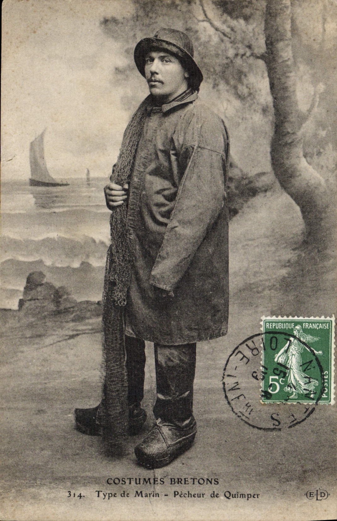 El bretón de la pesca de la POSTAL de la VENDIMIA viste el tipo de pescador del mar de Quimper