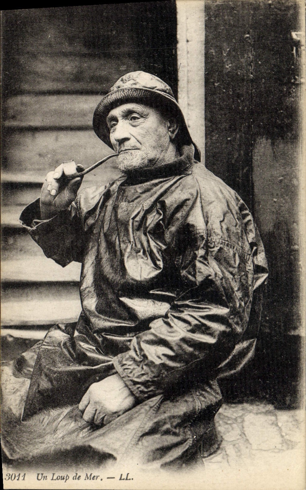 Pecador de la pesca de la POSTAL de la VENDIMIA un viejo marinero