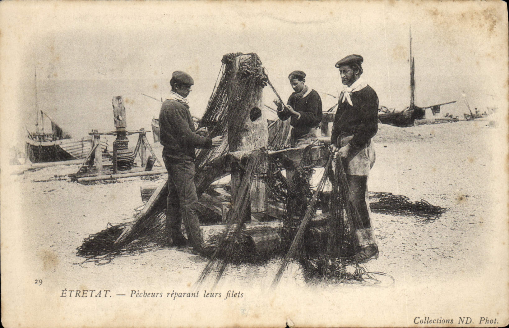 CPA Peche Etretat Pecheurs reparant leurs filets
