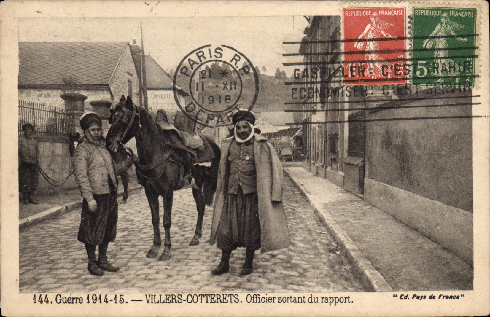 CPA Militaria Villers Cotterets Officier sortant du rapport