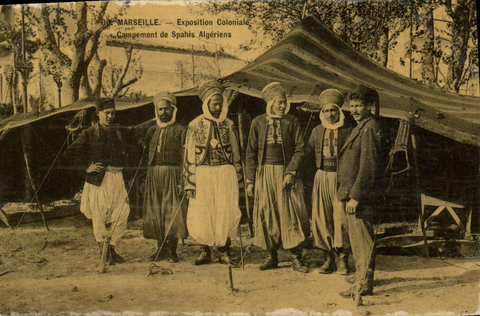 CPA Militaria Marseille Exposition coloniale Campement de Spahis Algeriens 