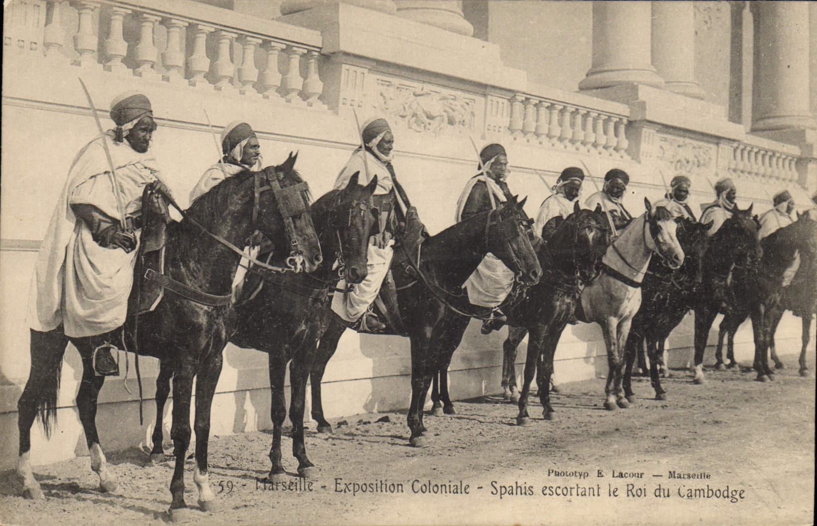 CPA Militaria Marseille Exposition coloniale Spahis escortant le Roi du Cambodge