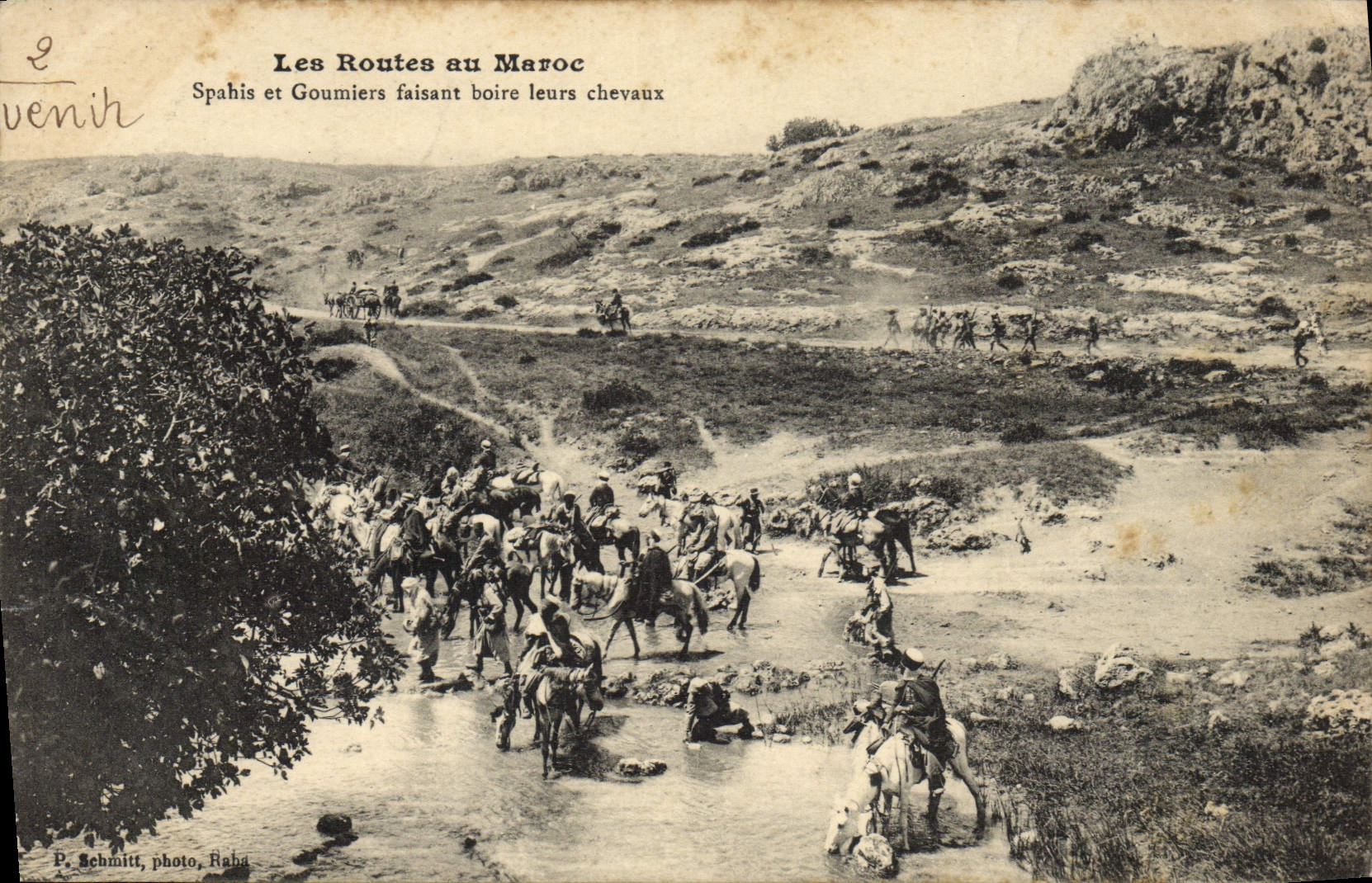 CPA Militaria Les routes du Maroc Spahis et Goumiers faisant boire leurs chevaux 