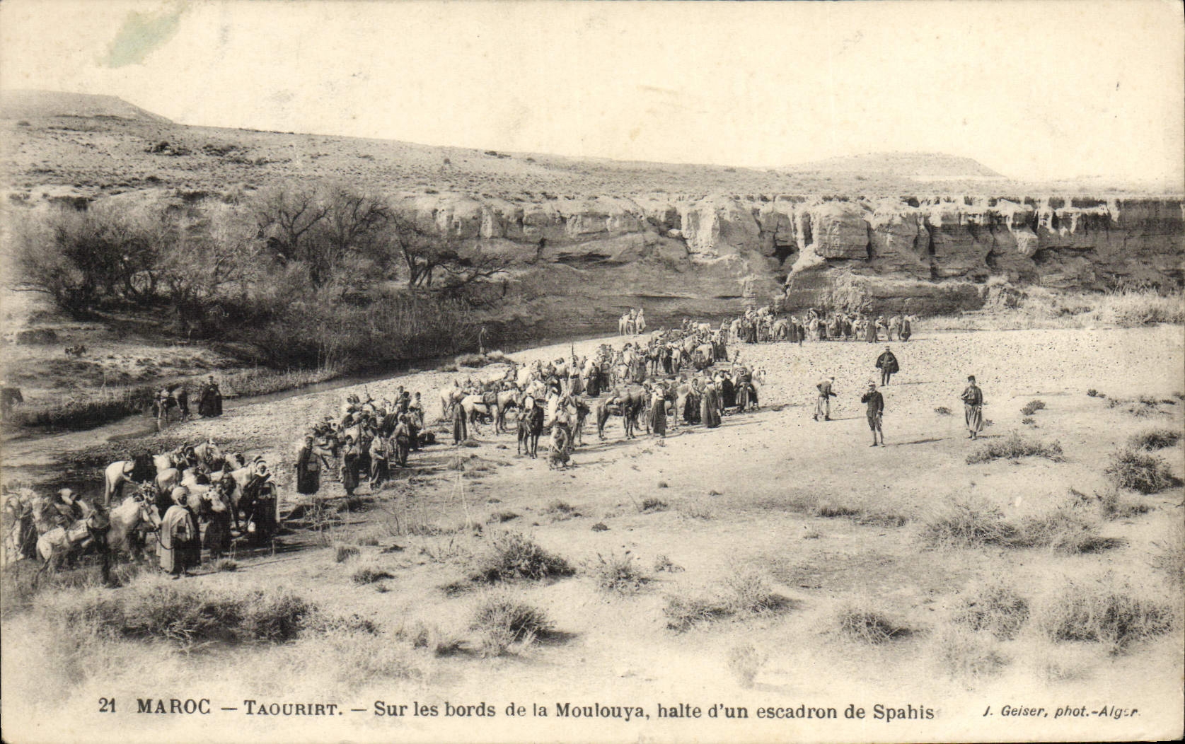 CPA Militaria Maroc Taourirt Sur les bords de la Moulouya halte d'un escadron de Spahis 