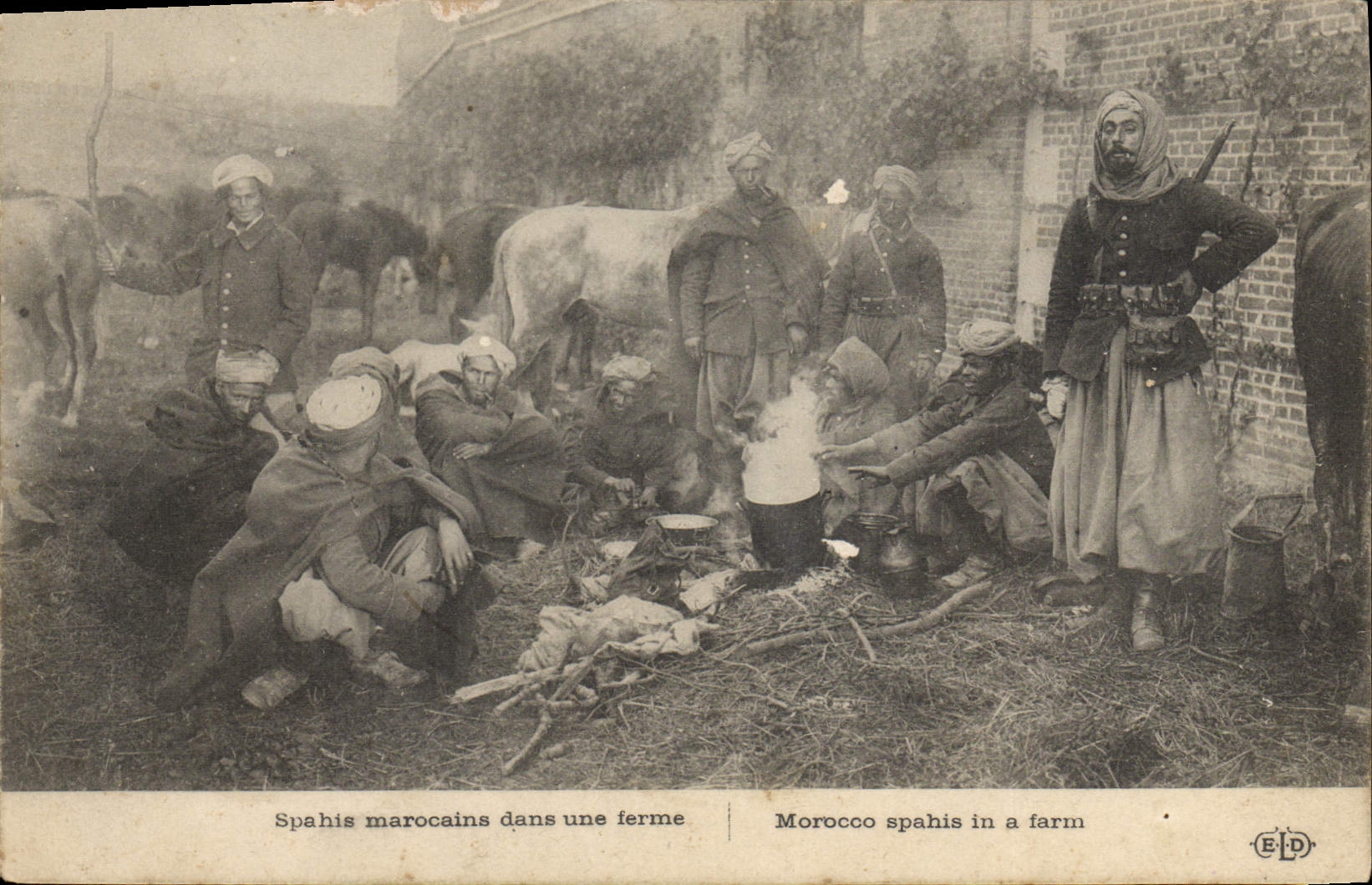 CPA Militaria Spahis Marocains dans une ferme
