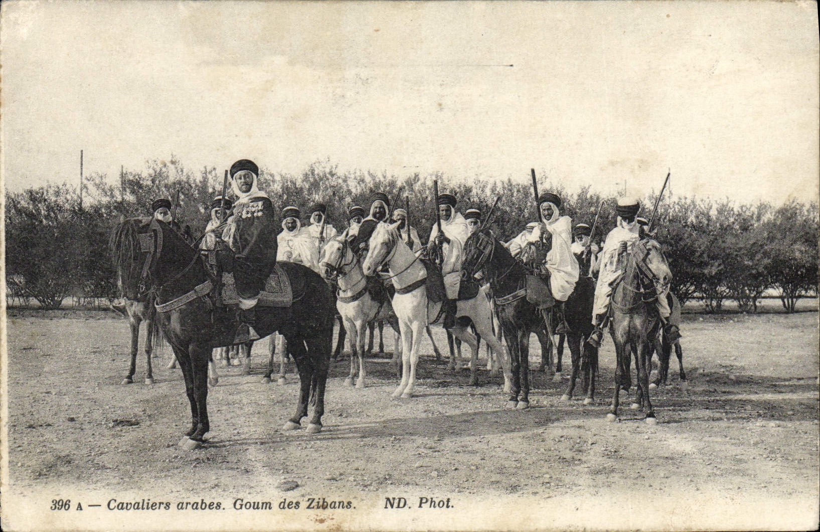 CPA Militaria Tunisie Cavaliers arabes Goum des Zibans