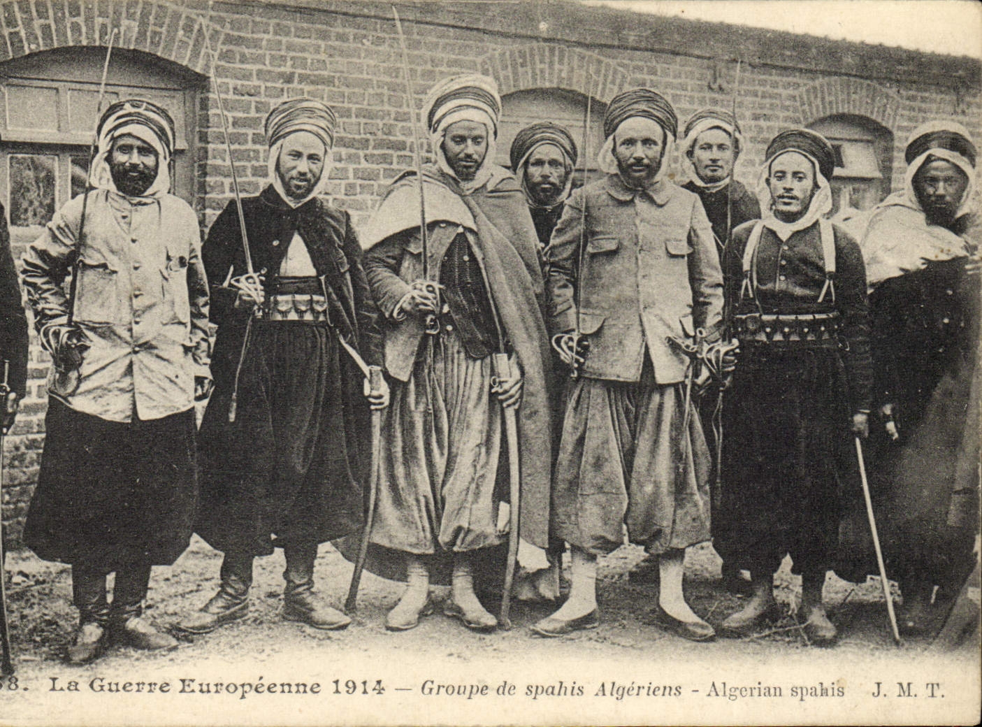 CPA Militaria Groupe de Spahis Algeriens 