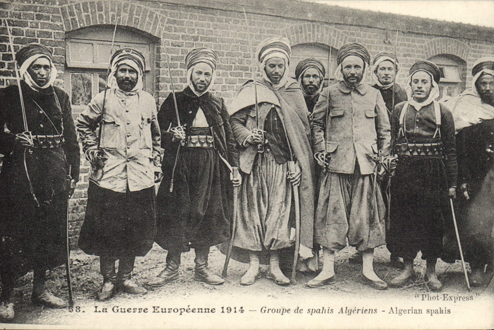 CPA Militaria Groupe de Spahis Algeriens
