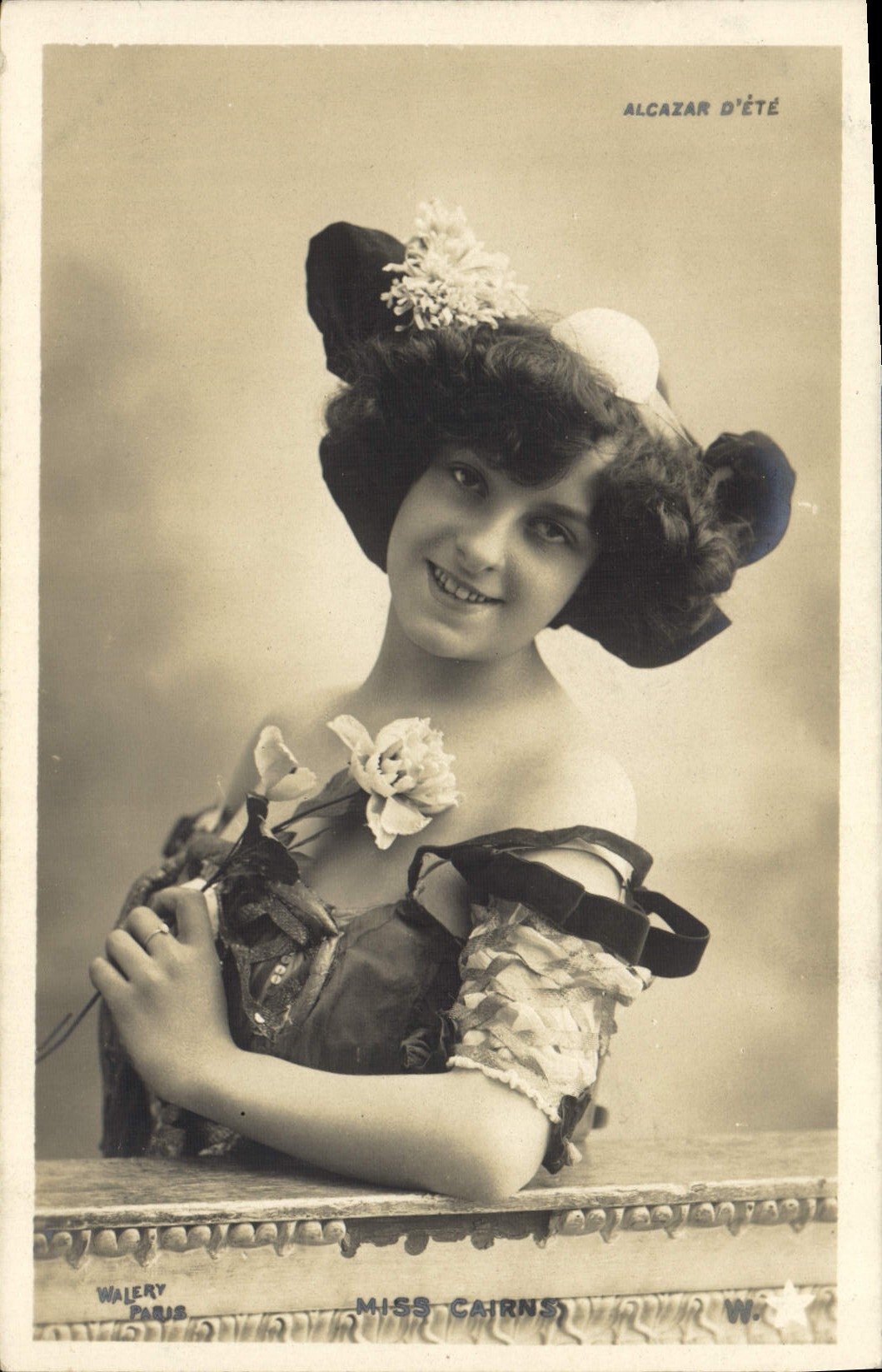 VINTAGE POSTCARD Theater Fantasy Woman Alcazar d' Ete Cairns Miss