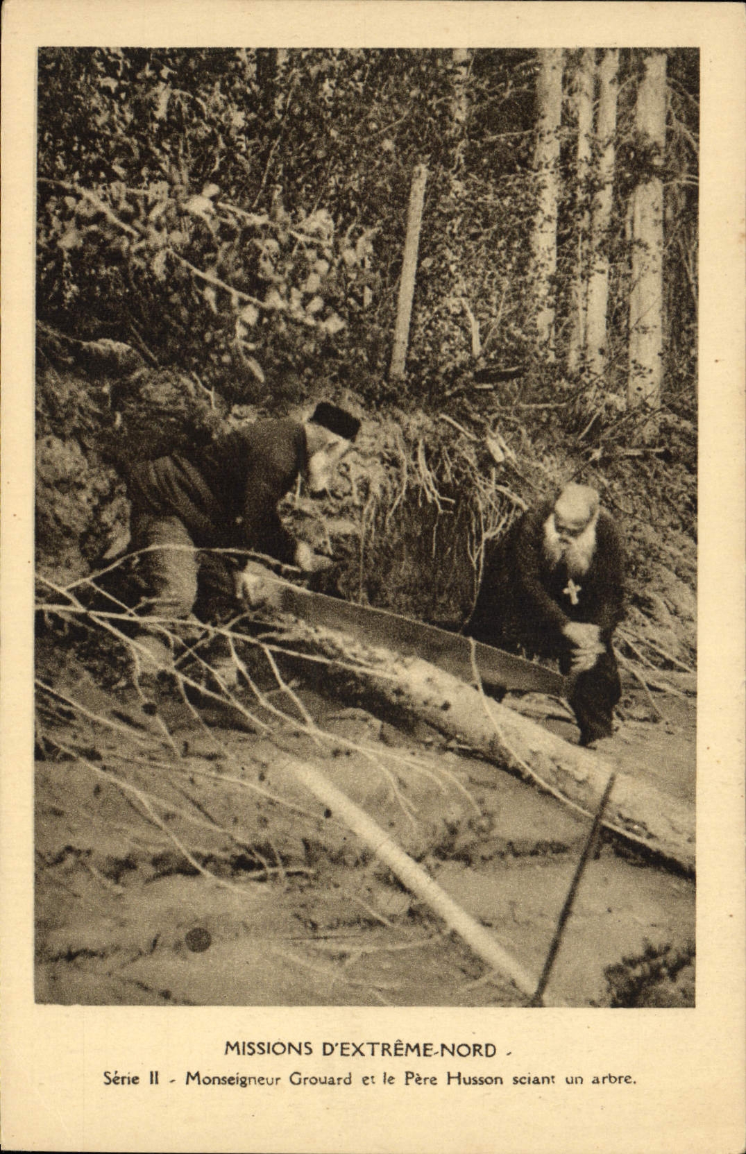 CPA Polaire Missions d'Extreme Nord Monseigneur Grouard et le pere Husson sciant un arbre