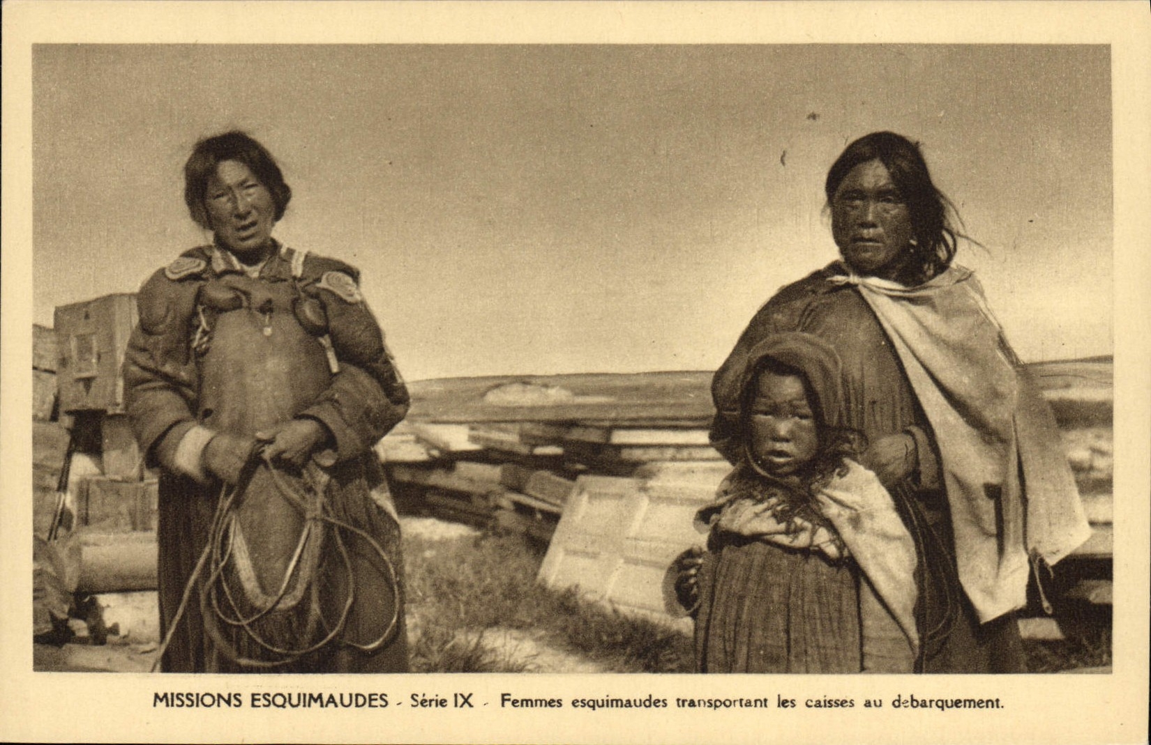 CPA Polaire Missions Esquimaudes Femmes esquimaudes transportant les caisses au debarquement