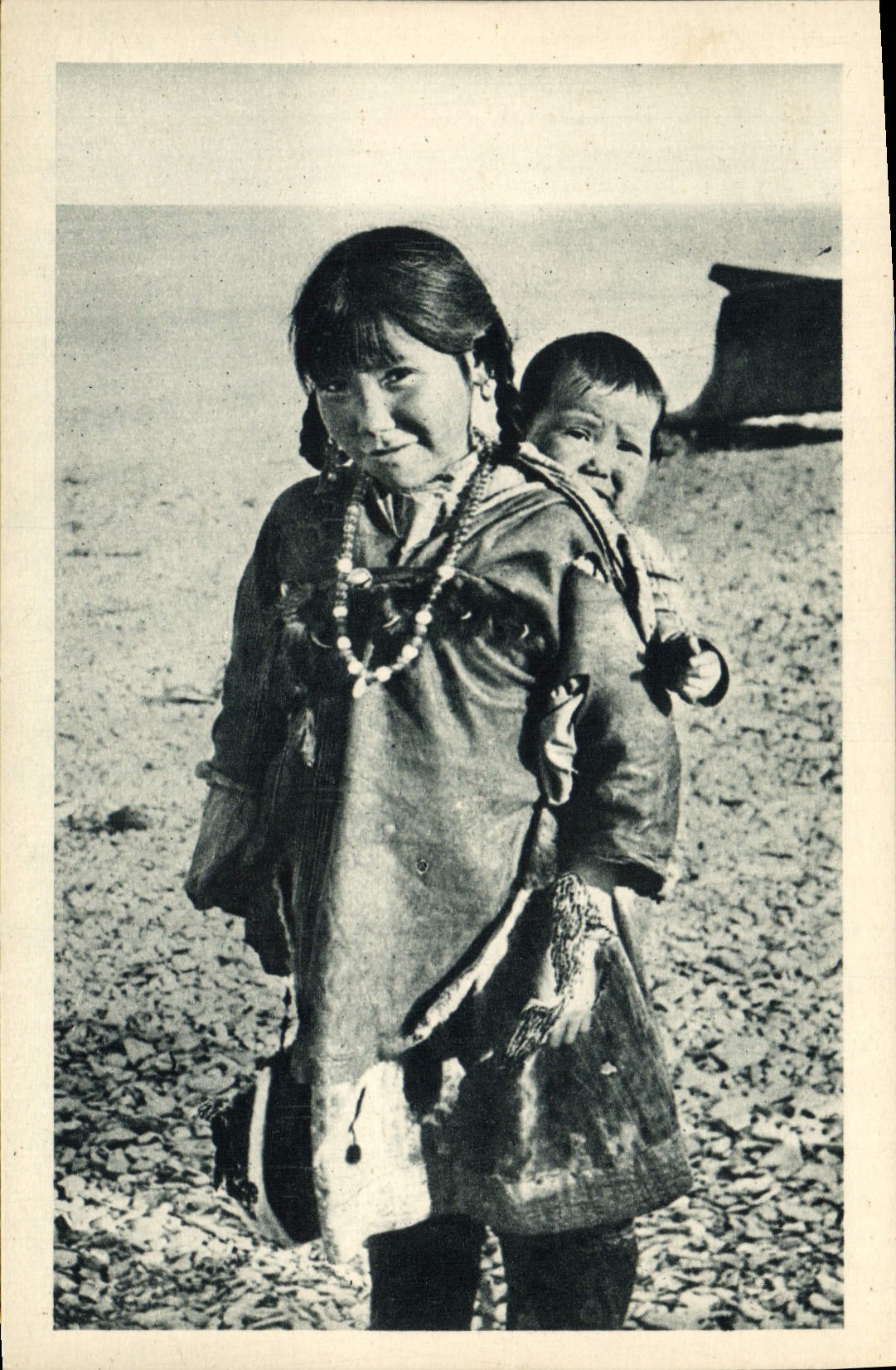 CPA Polaire Une poupee improvisee Alaska