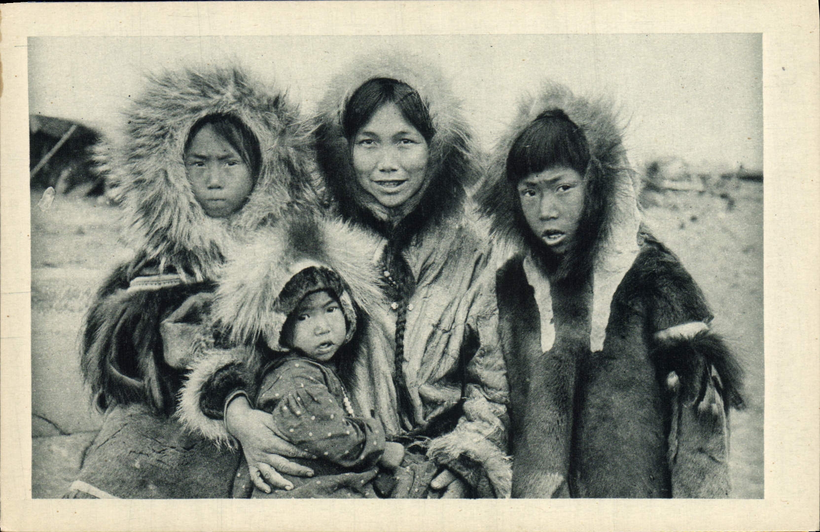 CPA Polaire En famille Chez les Esquimaux du detroit de Behring Alaska