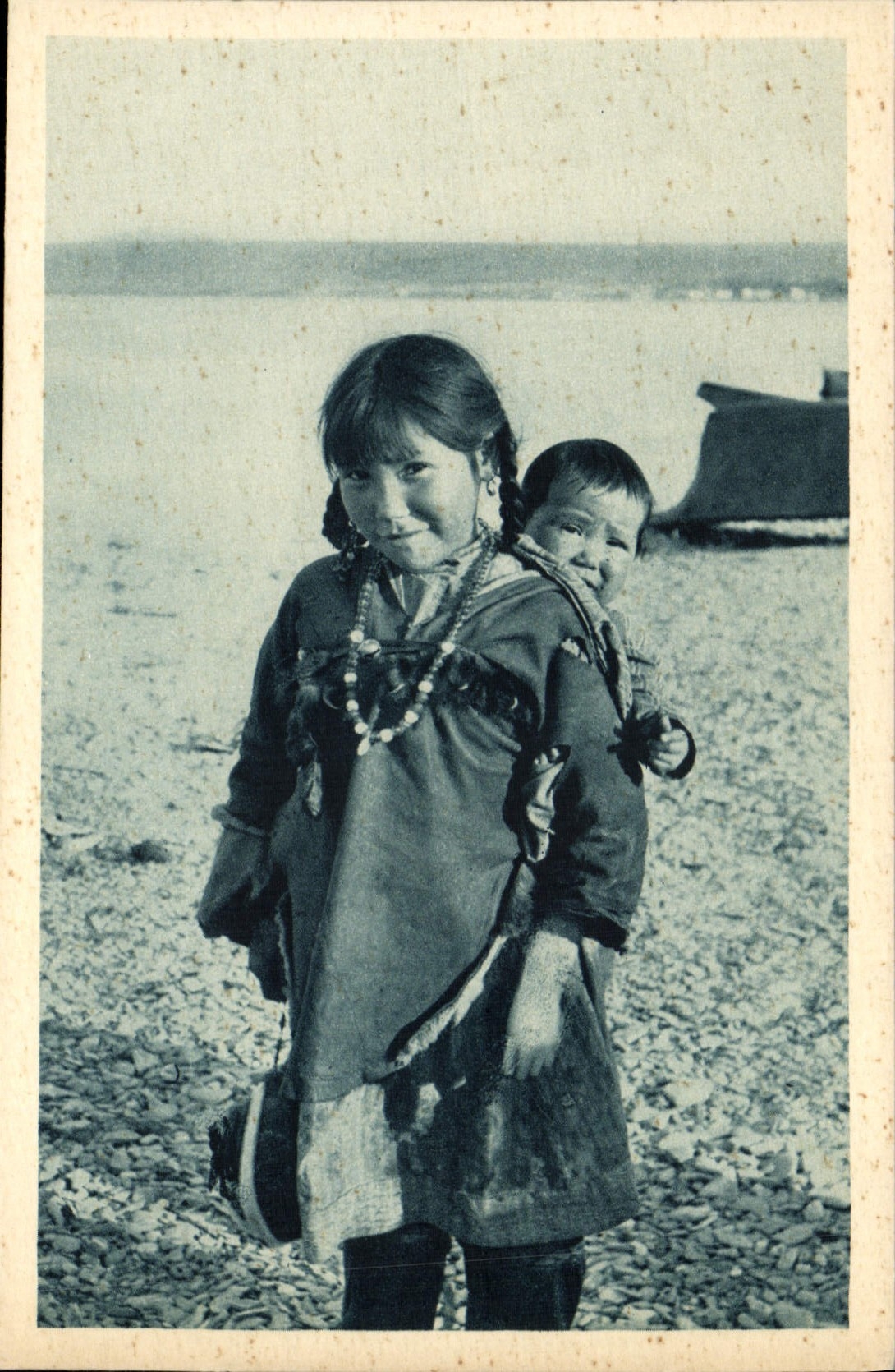 CPA Polaire Celle qui joue a la maman Cercle Arctique Alaska