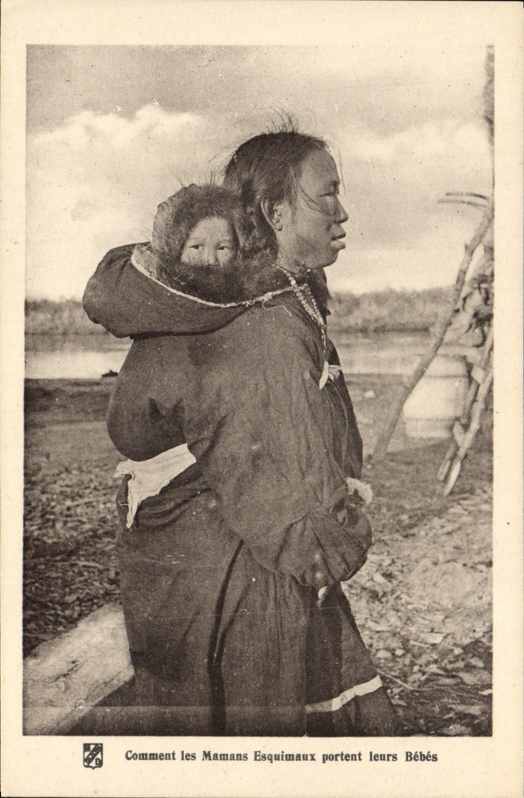 CPA Polaire Comment les mamans Esquimaux portent leurs bebes