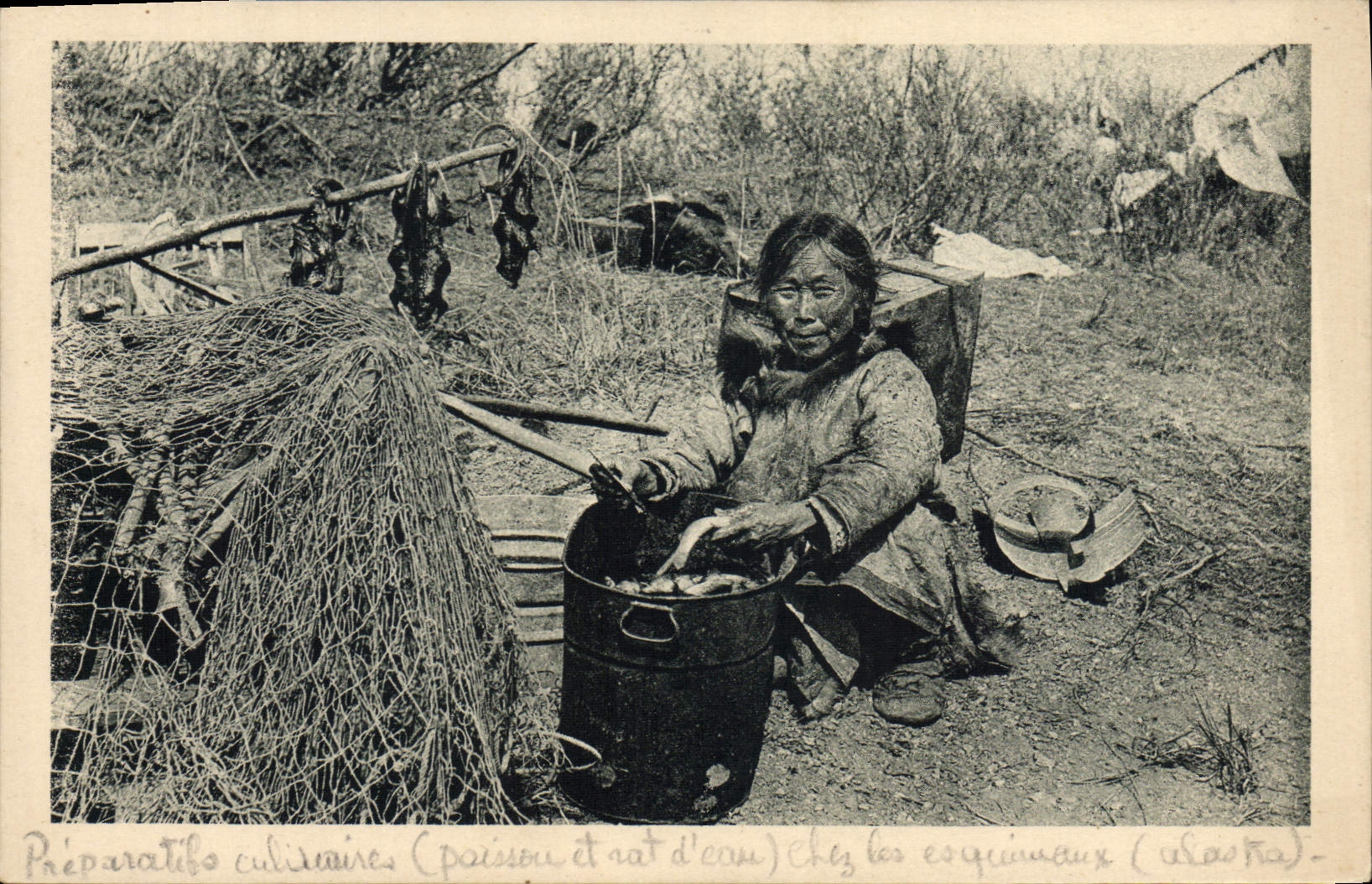 CPA Polaire Preparatifs culinaires poisson et rat d'eau Chez les Esquimaux Alaska