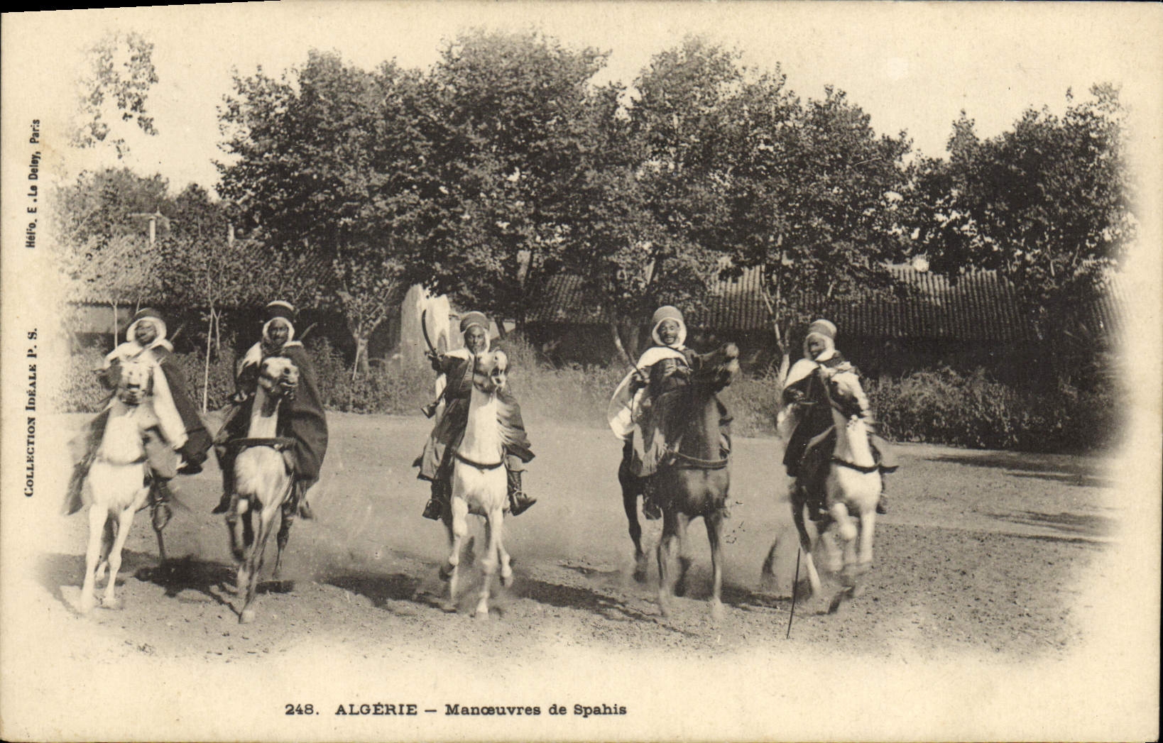 CPA Militaria Algerie Manoeuvres de Spahis