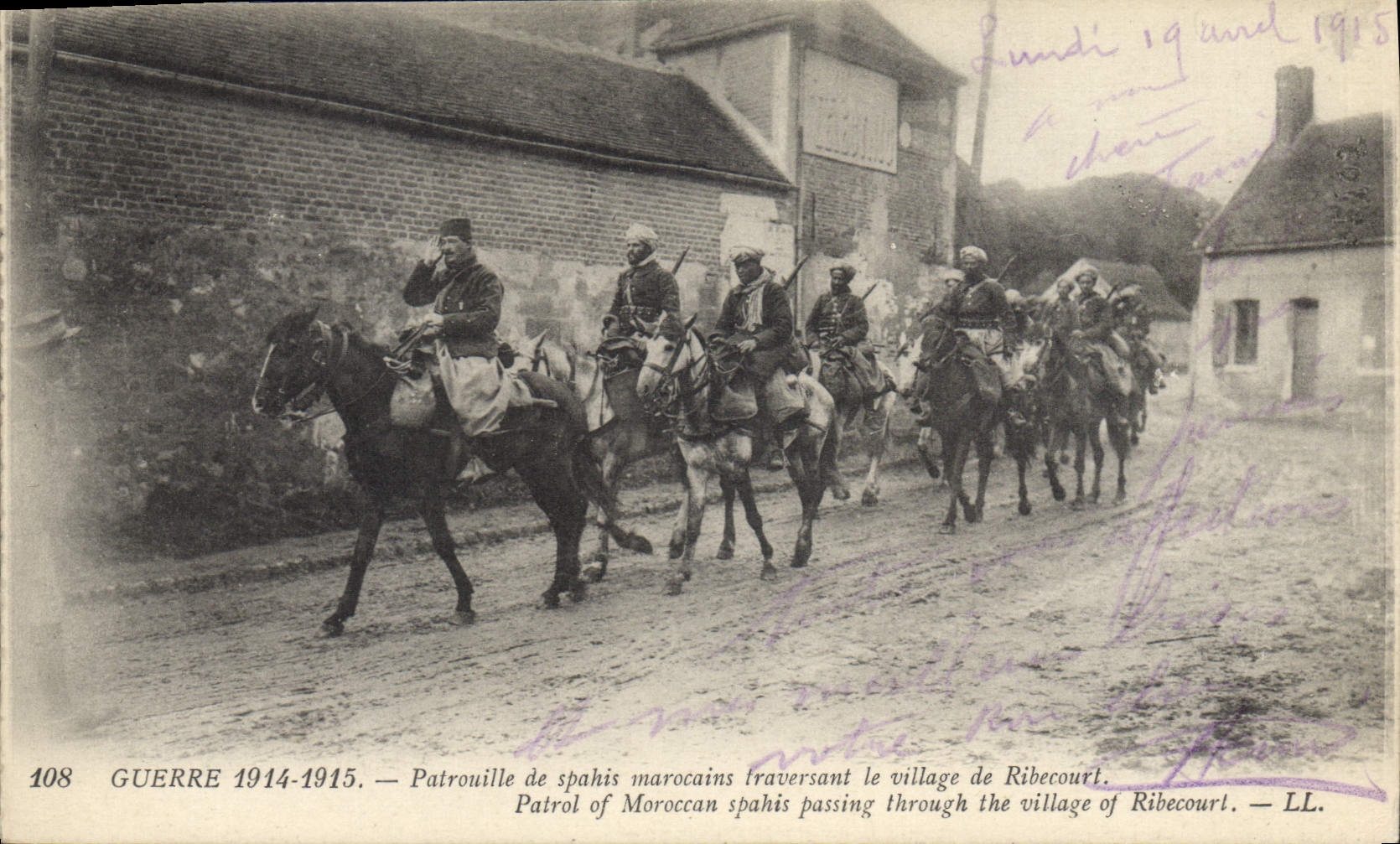 CPA Militaria Patrouille de Spahis Marocains traversant le village de Ribecourt