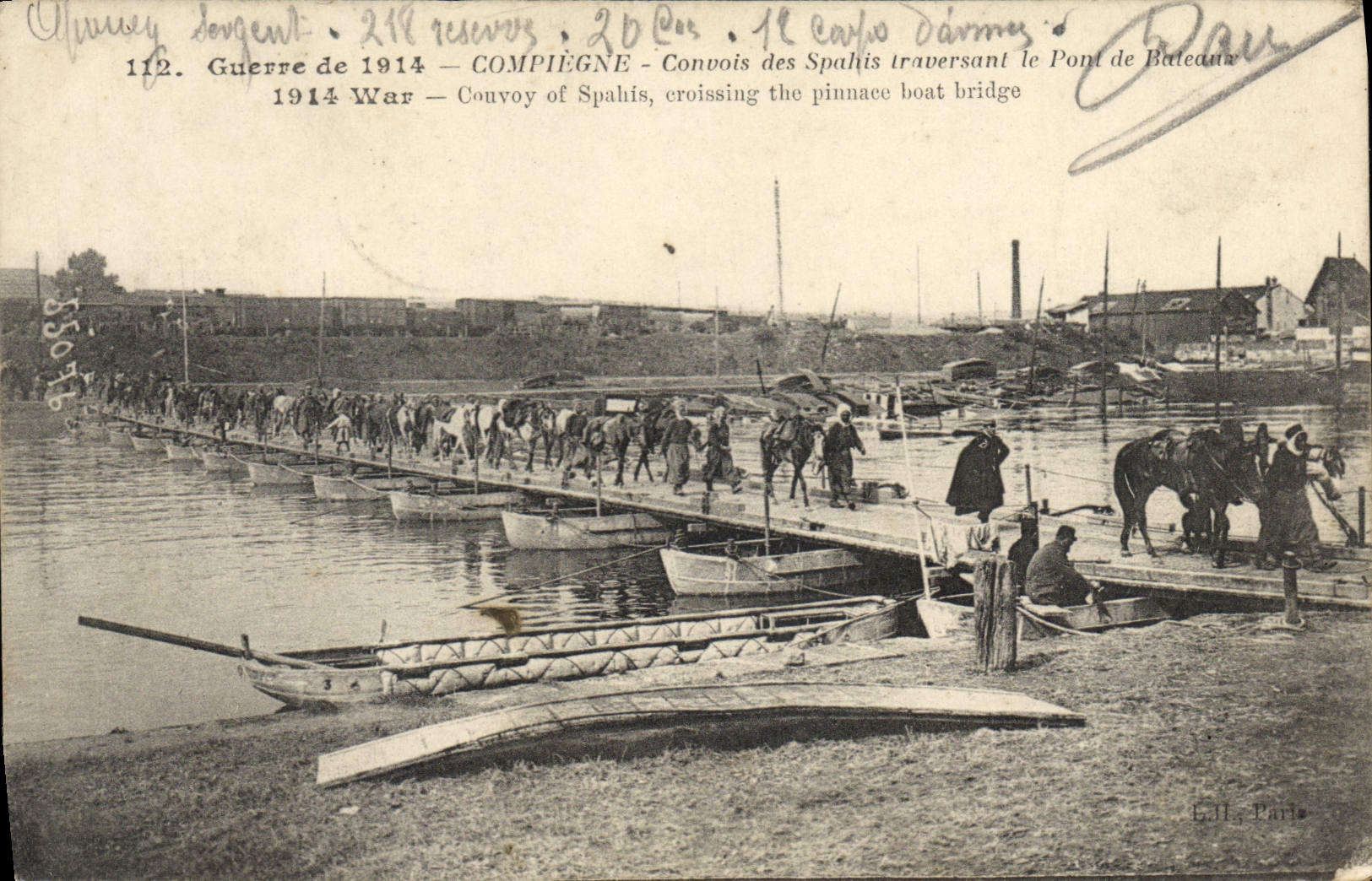 CPA Militaria Compiegne Convois des Spahis traversant le pont de bateaux