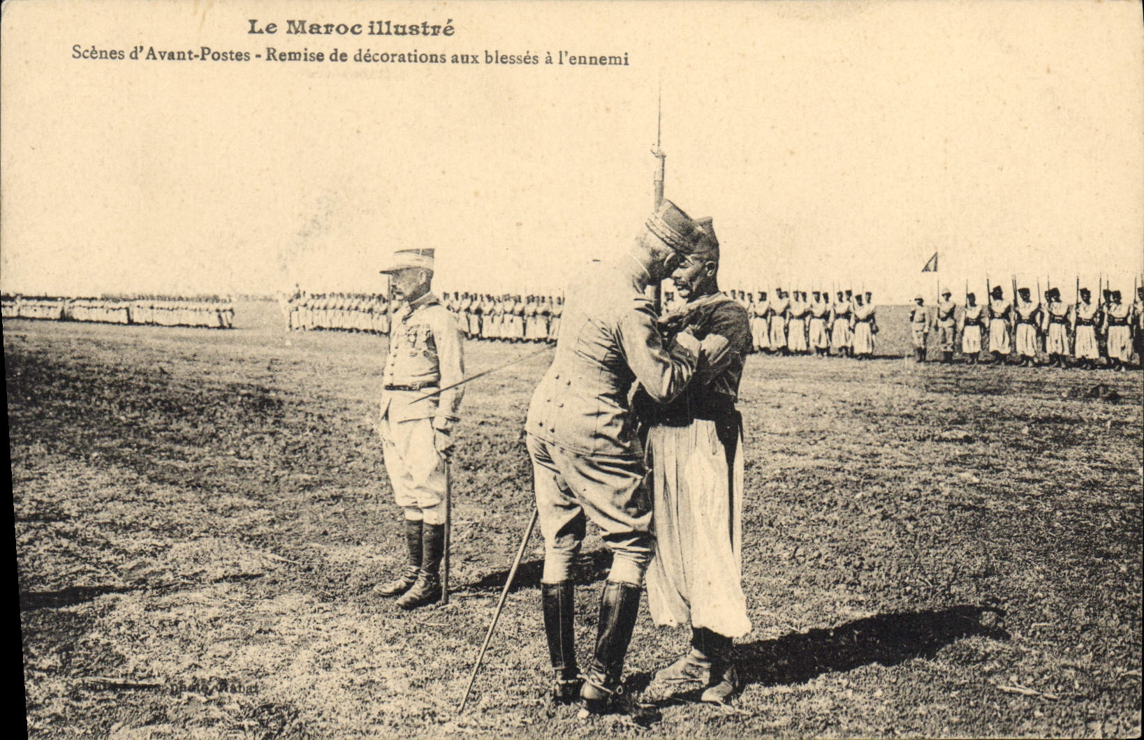 CPA Militaria Maroc Scenes d'avant postes Remise de decorations aux blesses a l'ennemi