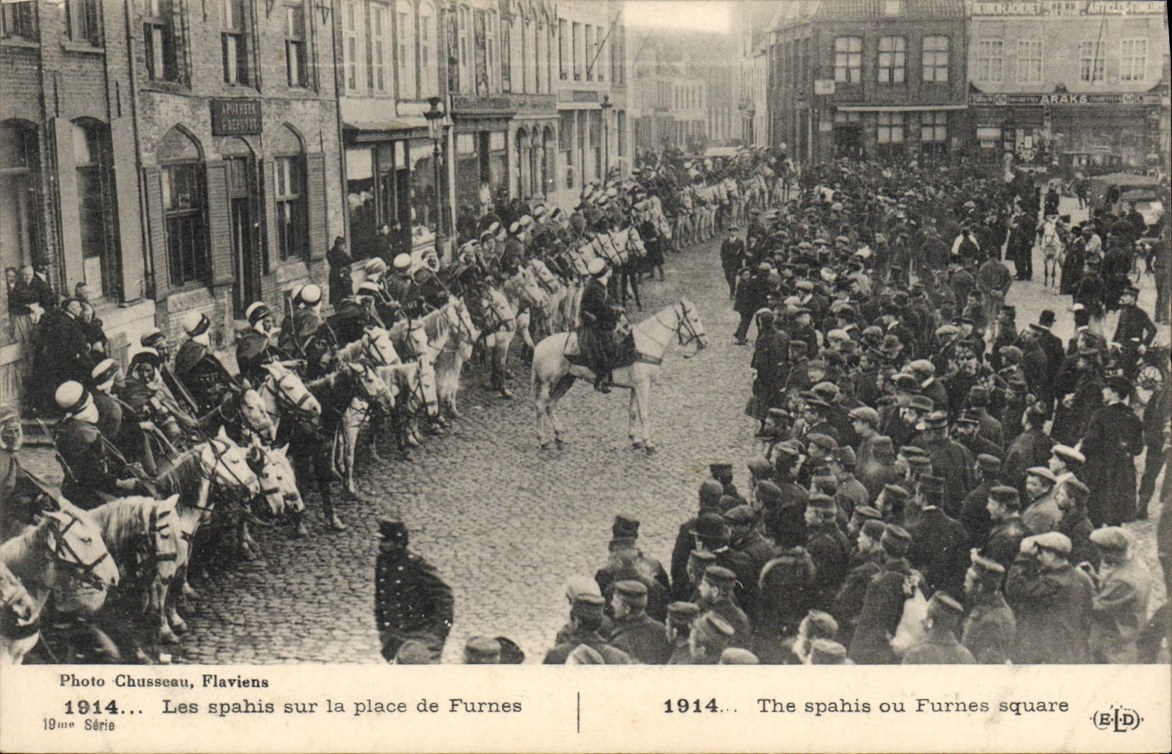 CPA Militaria Les Spahis sur la place de Furnes